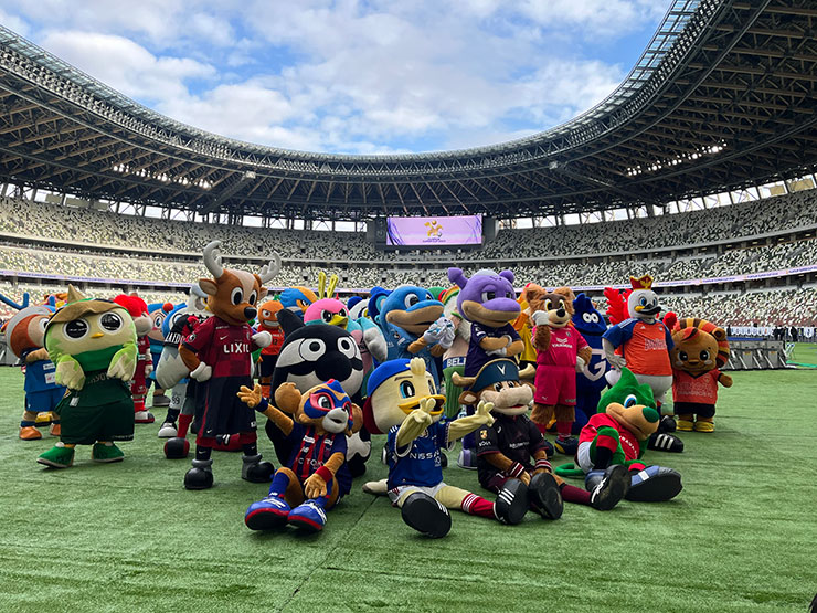 Kawasaki Frontale mascot Fron-ta and Kawasaki Frontale