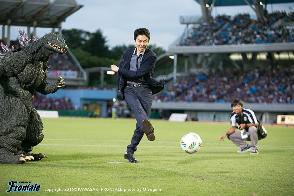 「シン・ゴジラ」のメインキャスト長谷川 博己さんによる始球式