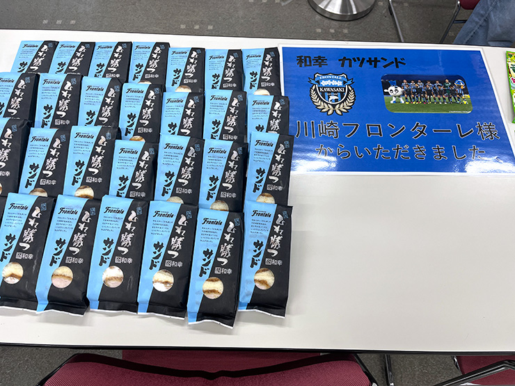 フロンターレ日記 / ホームゲームでも大人気の「謹製ひれ勝つサンド」が子ども食堂に!! 