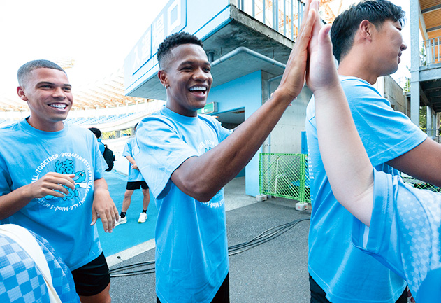 マルちゃんハイタッチ