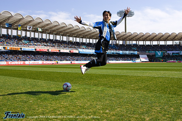 今年の始球式は川崎市宮前区在住・ルー大柴さん。ブライトなパフォーマンスで会場がトゥギャザーしました。