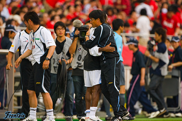 試合終了後、選手と喜びを分かち合う関塚隆監督