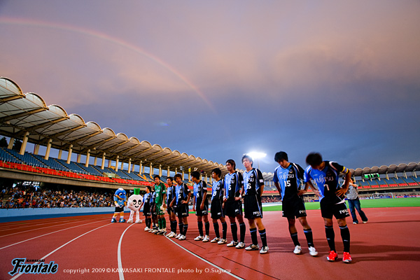試合終了後、サポーターへの挨拶。等々力の空は夕焼けと虹で色づいたが、0-2の敗戦に終わった。