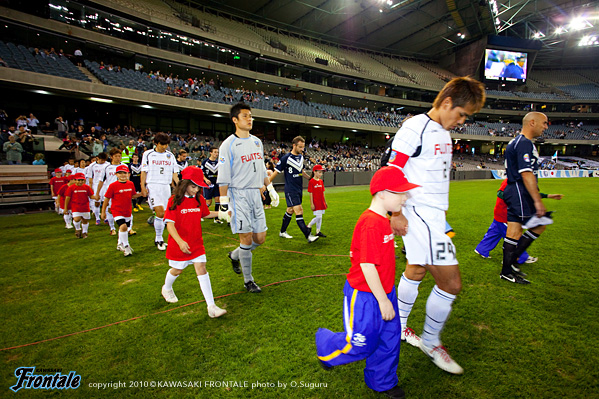 現地時間、19:30に試合開始。