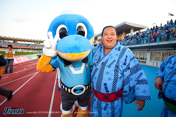 逆転勝利を力士さんと分かち合うふろん太