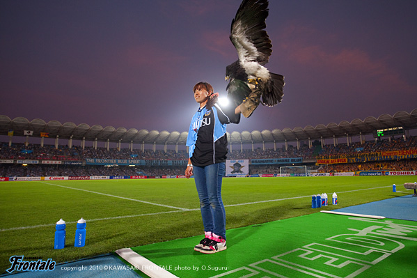 試合開始前、等々力の空に鷲が飛ぶ！