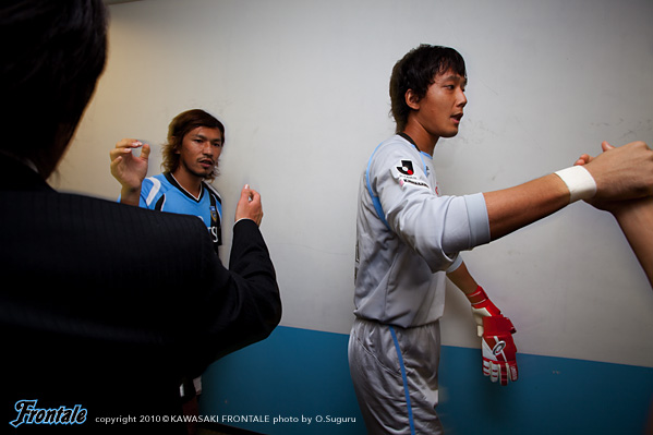 ピッチへ向かう、相澤選手と森選手