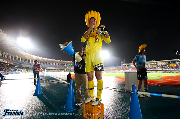 無失点で終えたGK27／安藤駿介選手のマイクパフォーマンス。応援バナナもよろしく！