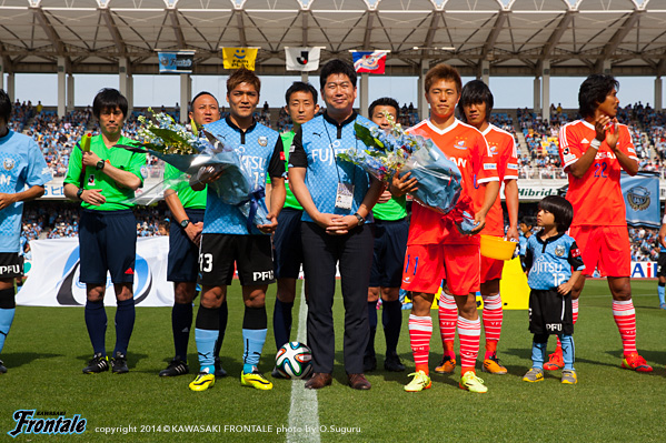 W杯代表選出された大久保・齋藤両選手へ福田川崎市長から花束贈呈