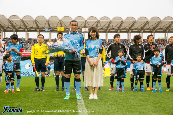 J1通算300試合を達成した角田選手へ、Jリーグ女子マネージャー佐藤 美希さんから花束贈呈