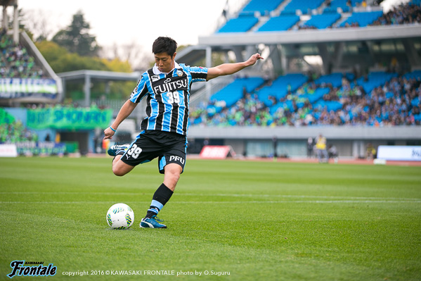 始球式は、中村選手の先輩！お笑いタレント「パンサー・尾形」さん