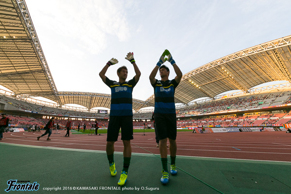 GK30 / 新井章太選手、GK1 / チョン ソンリョン選手