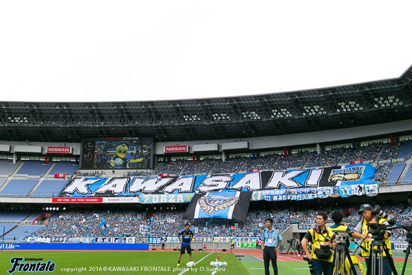 晴天の日産スタジアム、15:05キックオフ