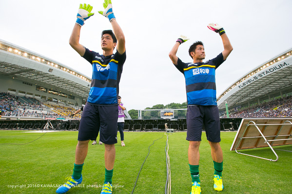 GK1 / チョン ソンリョン選手とGK30 / 新井章太選手