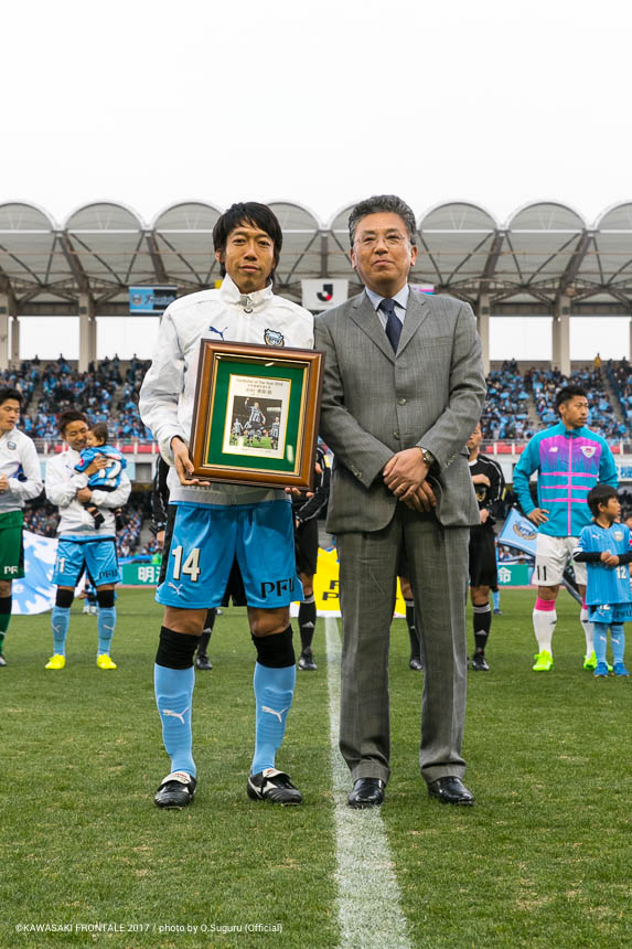 2016年度フットボーラー・オブ・ザ・イヤー（年間最優秀選手）に初受賞した、MF14 / 中村 憲剛選手の表彰