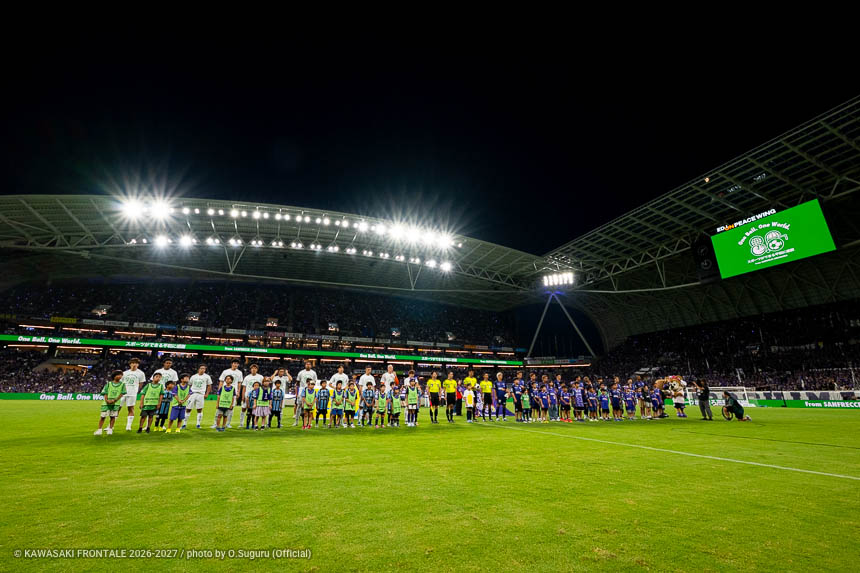「One Ball. One World. スポーツができる平和に感謝」 「One Ball. One World. スポーツができる平和に感謝」