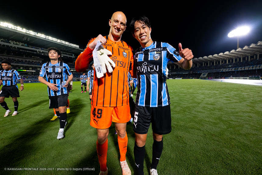 GK49 / スベンド ブローダーセン選手、DF5 / 佐々木 旭選手 GK49 / スベンド ブローダーセン選手、DF5 / 佐々木 旭選手